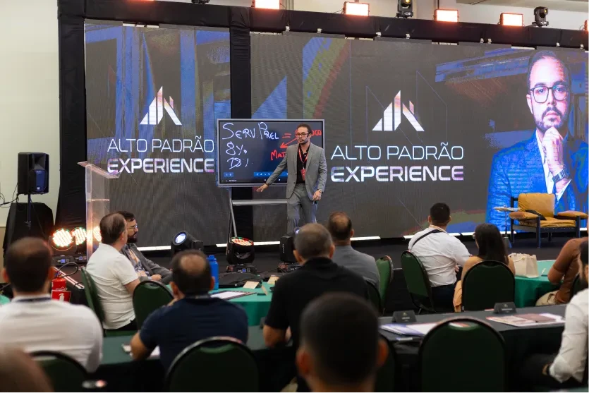 Newton Feitosa ministrando palestra no Alto Padrão Experience
