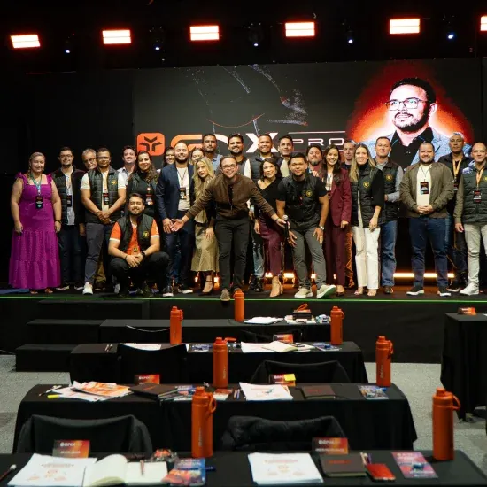 Turma do GNX PRO reunida no palco